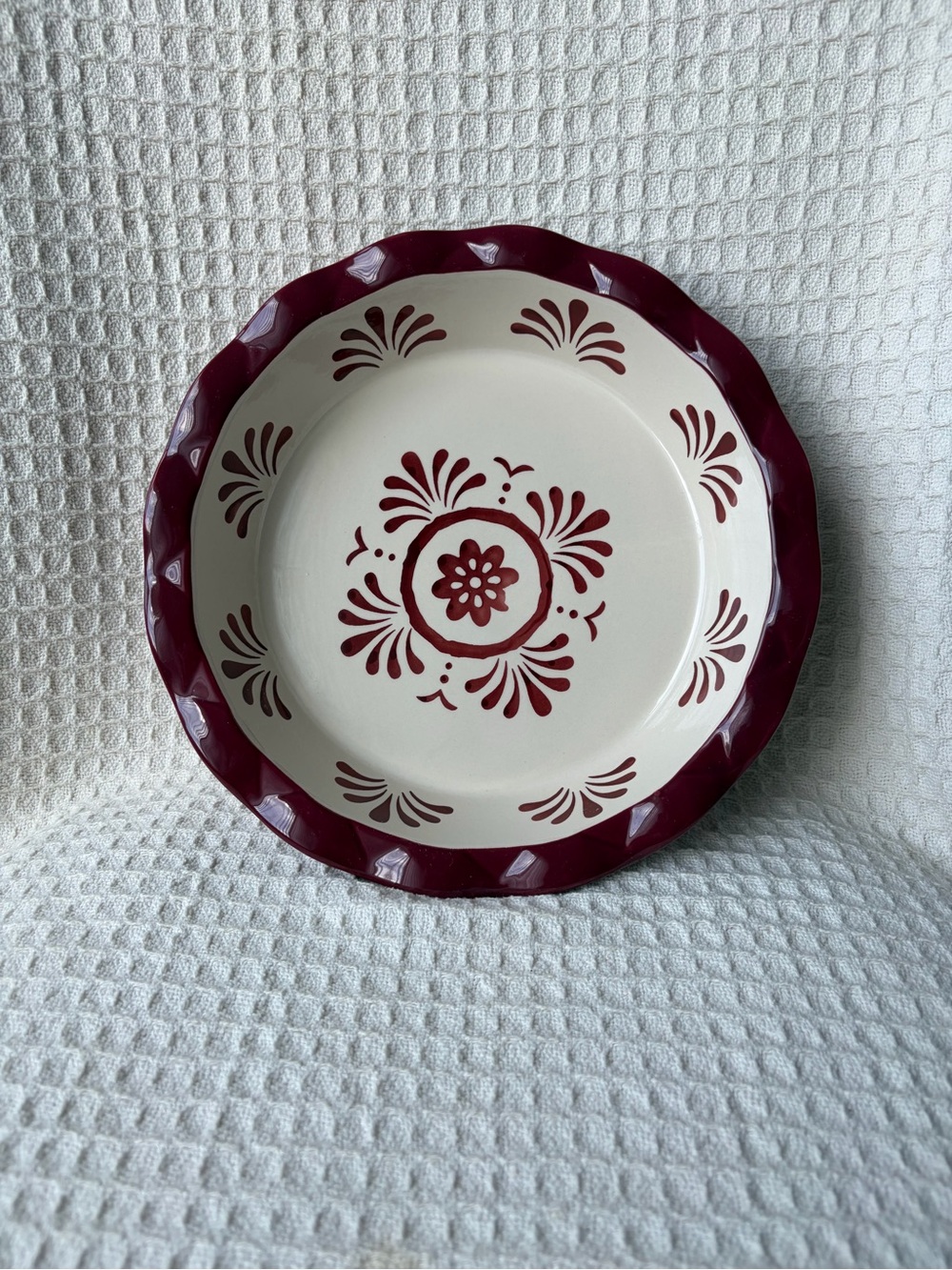 Crofton 2020 Burgundy & Cream Ceramic Serving Plate Or Pie Plate 10 1/2”